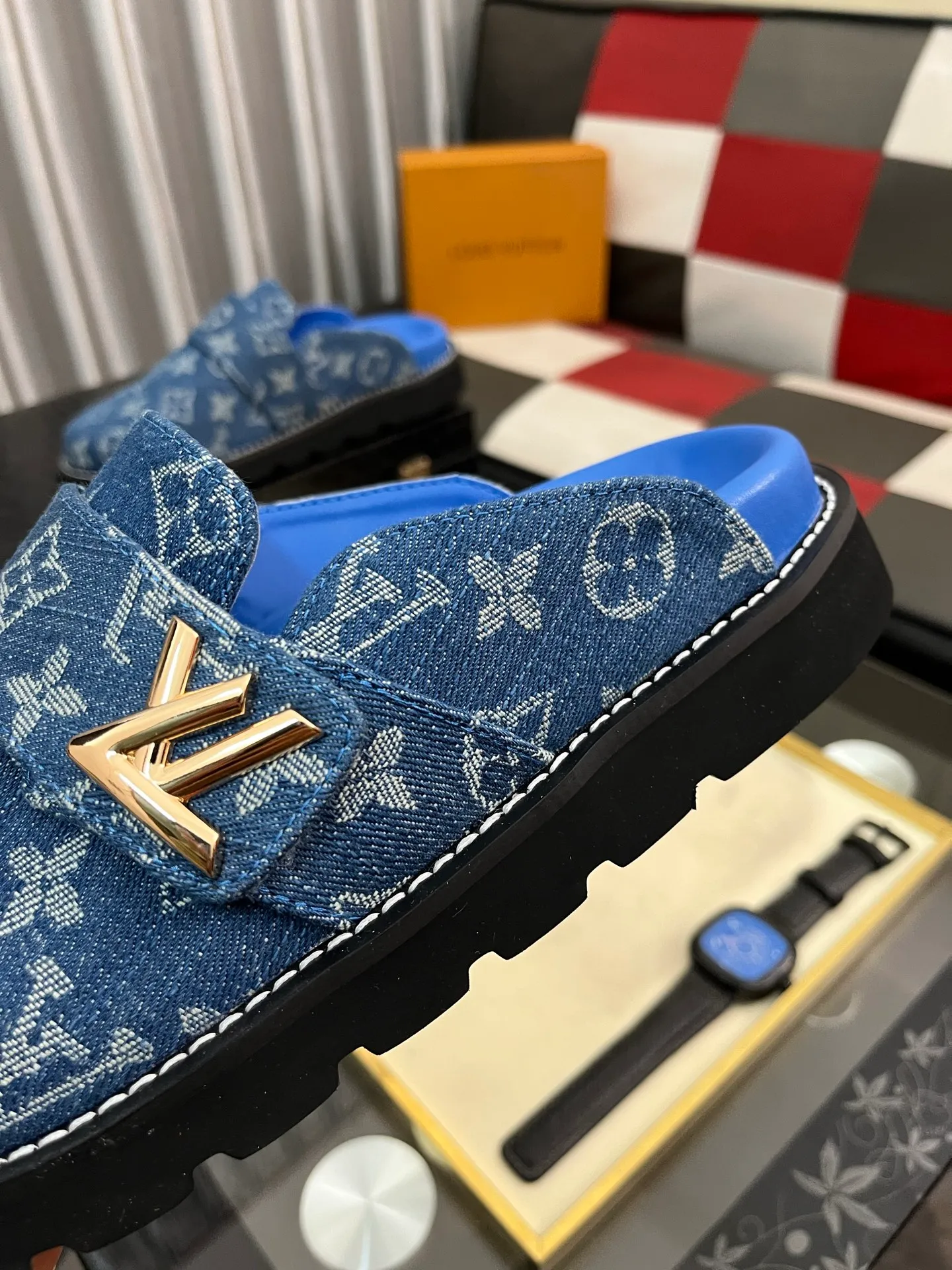 Men's men's shoes 💰420⌚️⌚️lv new Baotou half-slippers winterbreak comfert flat slippers lv letter and monogram floral embellished leather pattern, with sheepskin lining, suitable for indoor and outdoor wear. The water table is made of high-density foam material, which is light and comfortable. The sole has a certain thickness and the anti-aging effect is also good! Premium size: 38-444️⃣Colors available